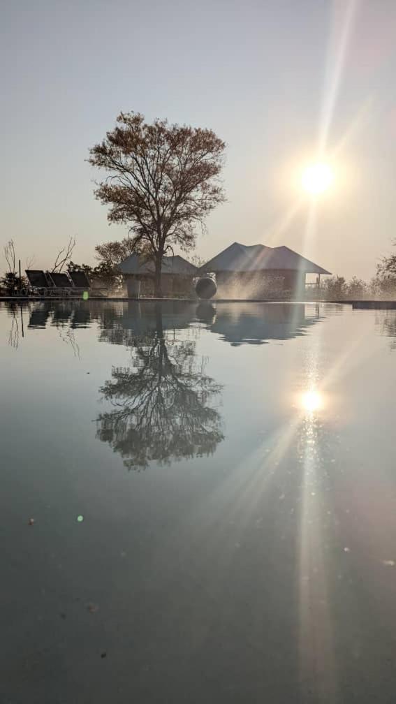 Xhabe Safari Lodge Chobe Muchenje エクステリア 写真